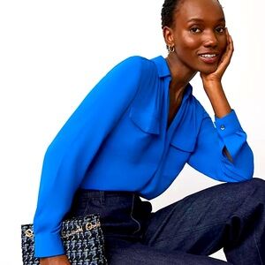 🛍️ Ann Taylor Blue Long Sleeve Blouse with Notched Collar and Front Pockets!! 🛍️